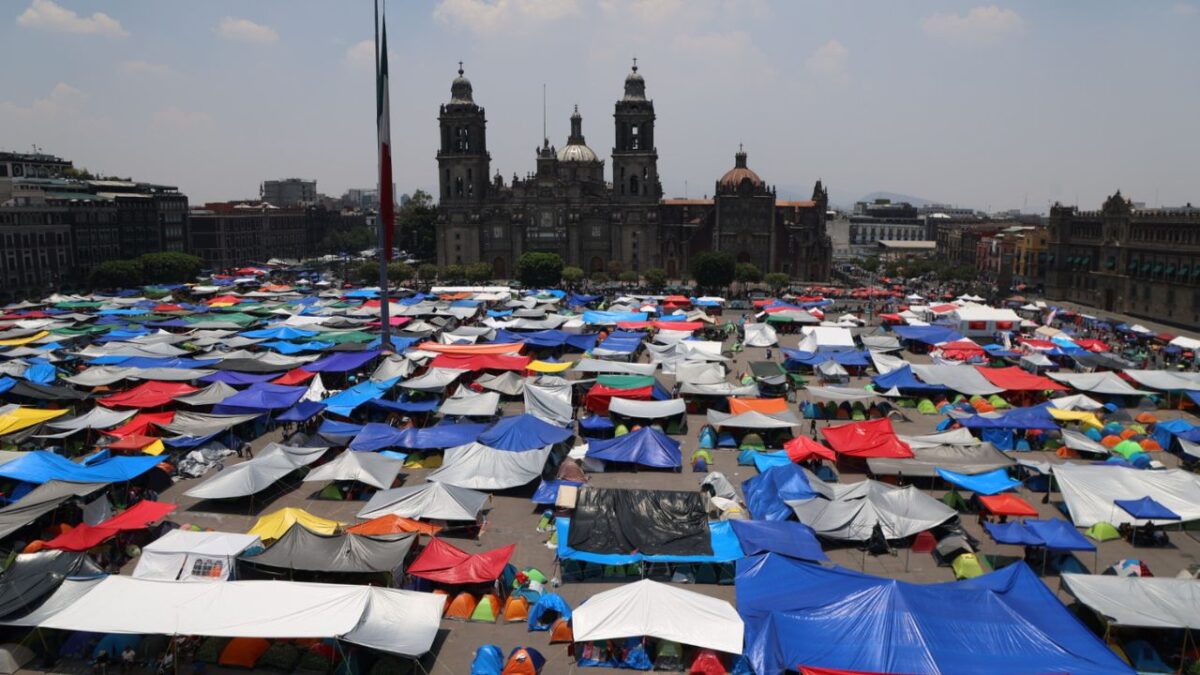 Con un plantón en el corazón de la capital, maestros de la educación pública piden que se atiendan sus demandas; los transeúntes son orillados a torear las casas de campaña para llegar a sus destinos.