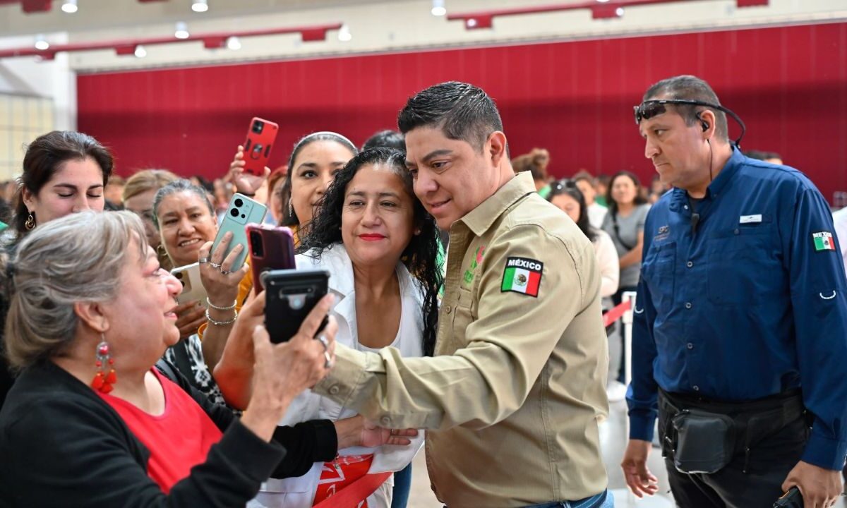 El gobernador Ricardo Gallardo se tomó selfies y escuchó las peticiones de las madres.