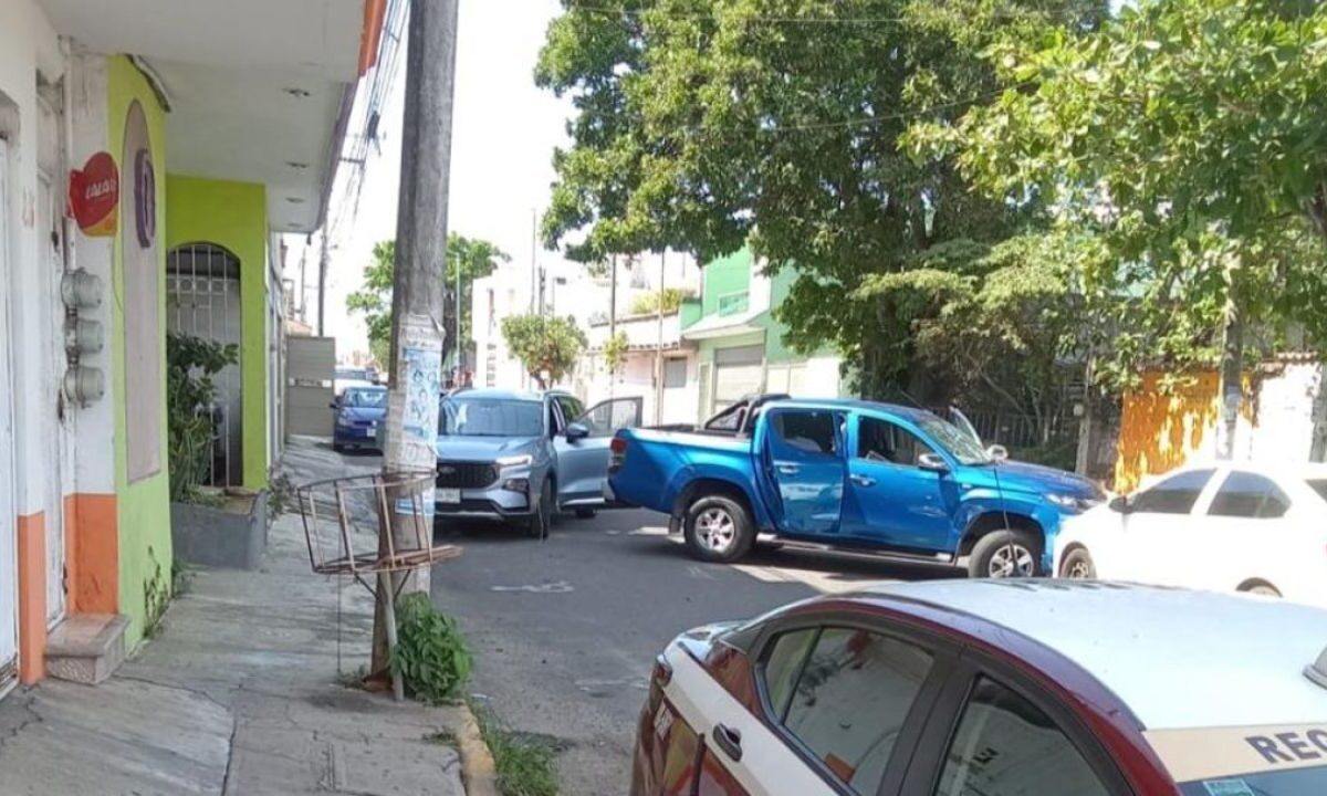 Asesinan a tiros a 2 agentes de la FGR en enfrentamiento en Boca del Río.