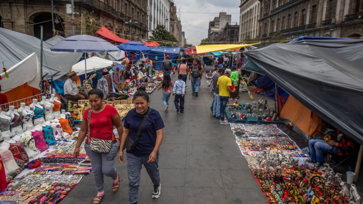 La inconformidad entre visitantes incrementa ante la dificultad para transitar por diversas calles y el mal olor; comerciantes informales aprovecharon para instalar sus puestos ambulantes.