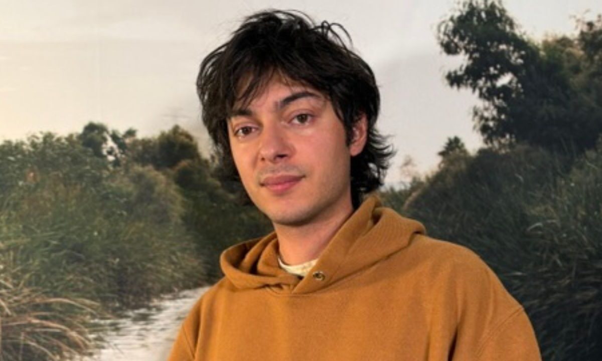 Su enfoque creativo incluye jugar los videojuegos mientras compone, buscando capturar la esencia de la experiencia en su música. 
