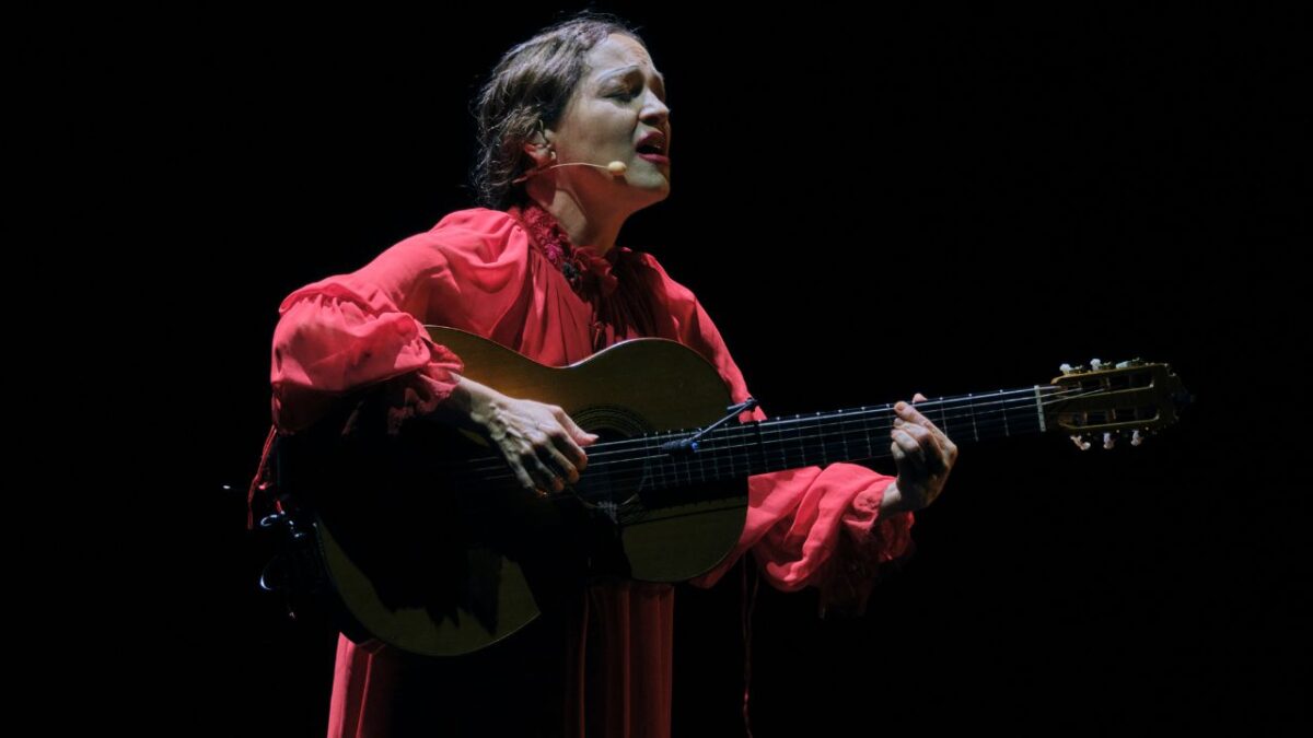 Sin límites de emociones, Natalia Lafourcade se presentó este viernes en el Teatro Metropólitan como parte de su Cancionera Tour 2025.