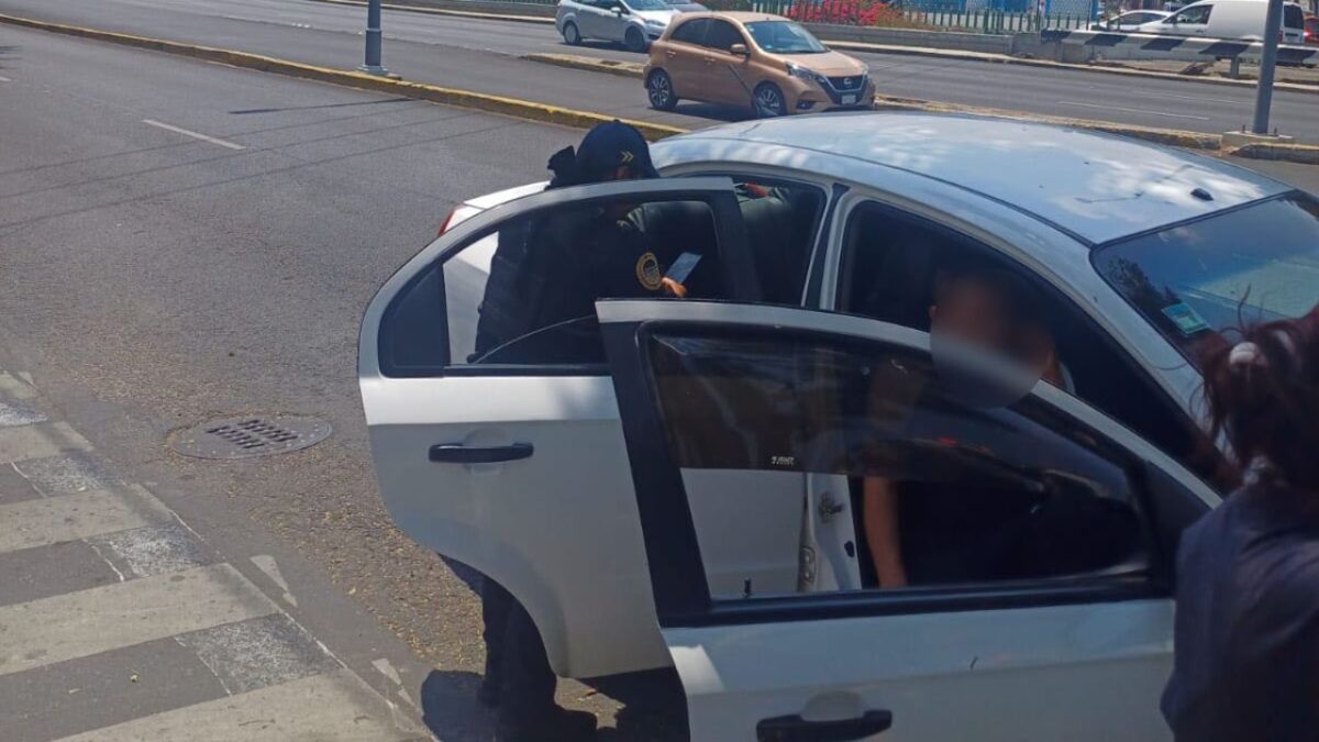 Una menor de 17 años dio a luz en calles de la colonia Magdalena Mixhuca en CDMX, elementos de la SSC auxiliaron a la joven y a su bebé.