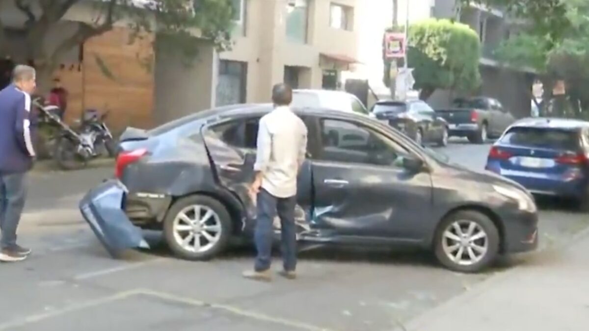 Una persecución en calles de la colonia Del Valle provocó un choque que dejó dañados varios vehículos, sin personas lesionadas.