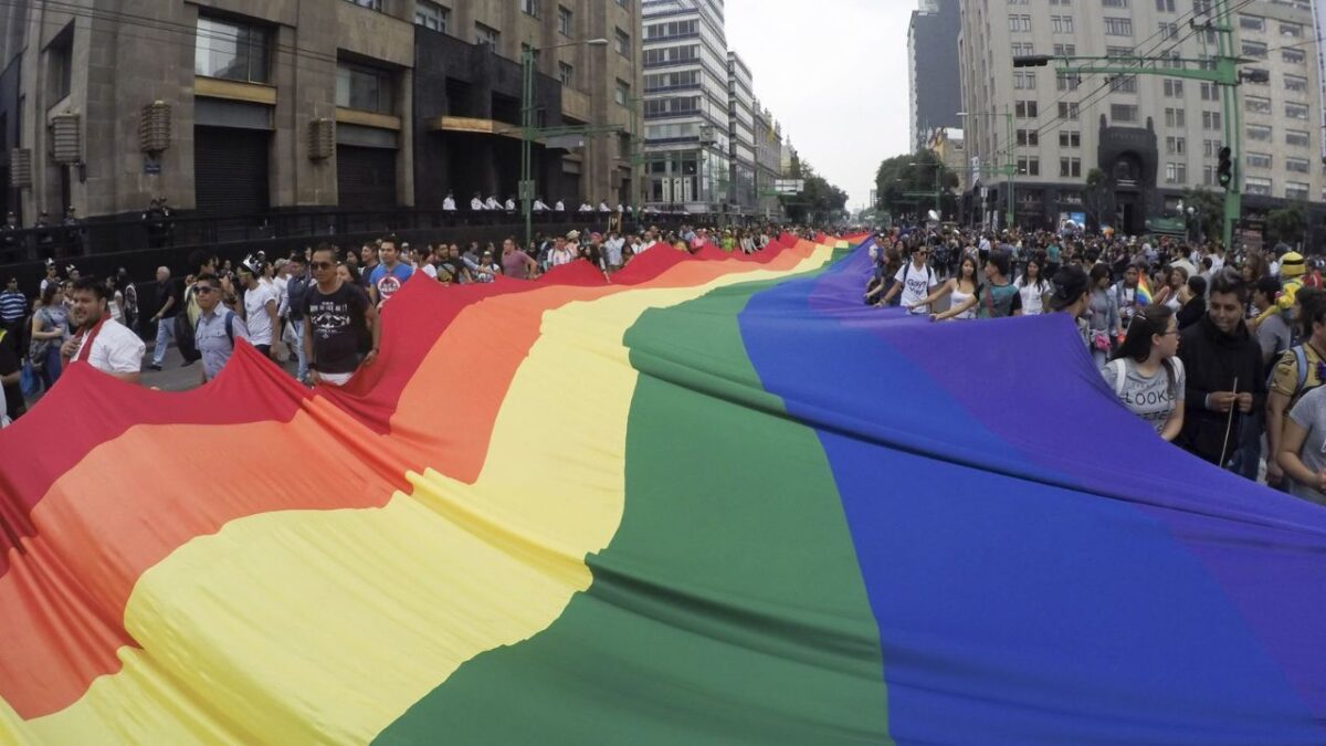 El Congreso de la Ciudad de México exhortó a la Secretaría de Cultura local a realizar las gestiones necesarias para declarar Patrimonio Cultural Inmaterial la Marcha del Orgullo LGBT.