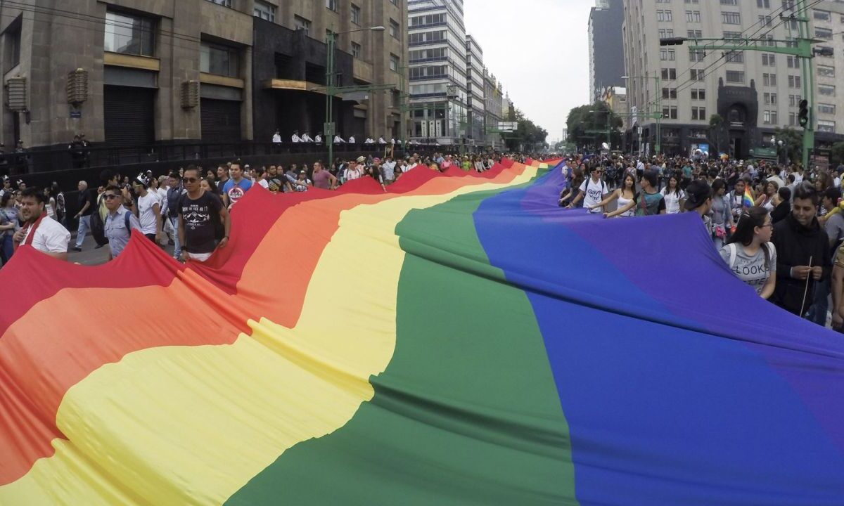 El Congreso de la Ciudad de México exhortó a la Secretaría de Cultura local a realizar las gestiones necesarias para declarar Patrimonio Cultural Inmaterial la Marcha del Orgullo LGBT.