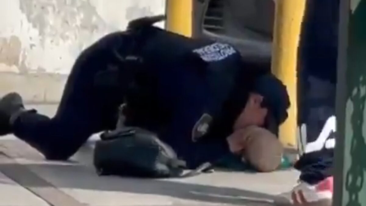 Policía reanima a bebé que ya no contaba con signos vitales, en Monterrey