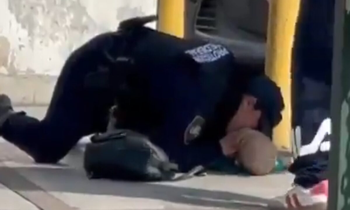 Policía reanima a bebé que ya no contaba con signos vitales, en Monterrey