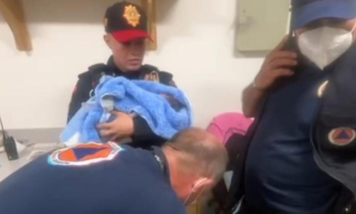 Policías capitalinos rescataron a un bebé abandonado en un baño público en la alcaldía Álvaro Obregón