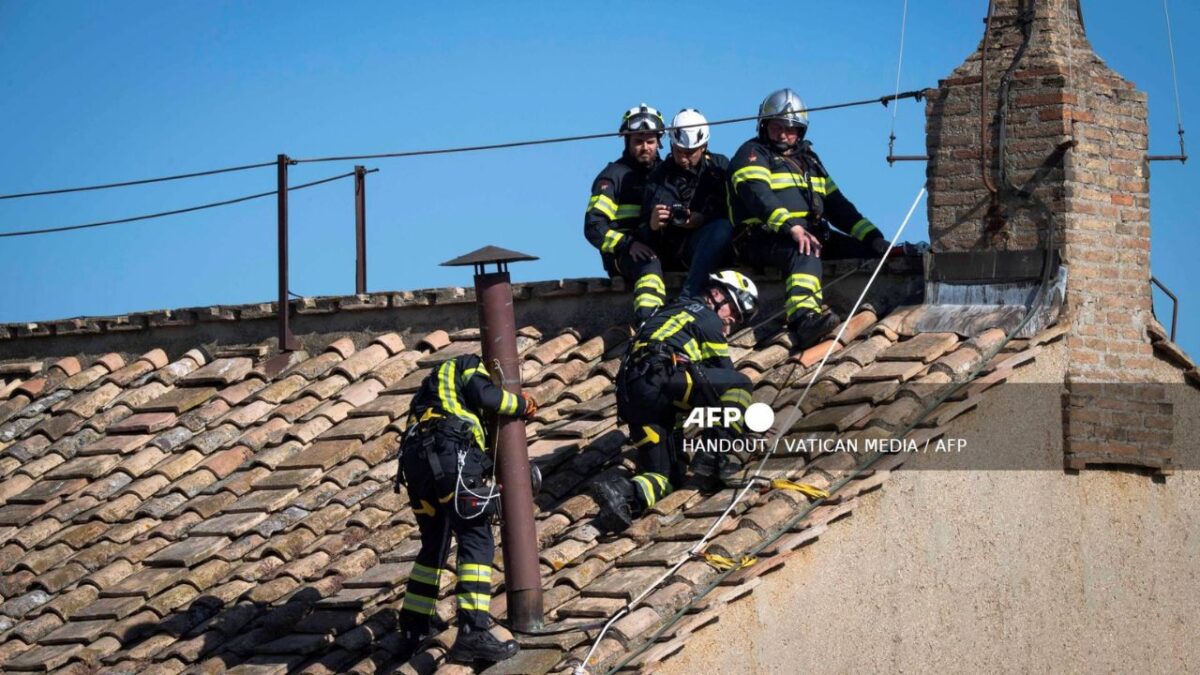 Preparan la Capilla Sixtina previo al inicio del Cónclave