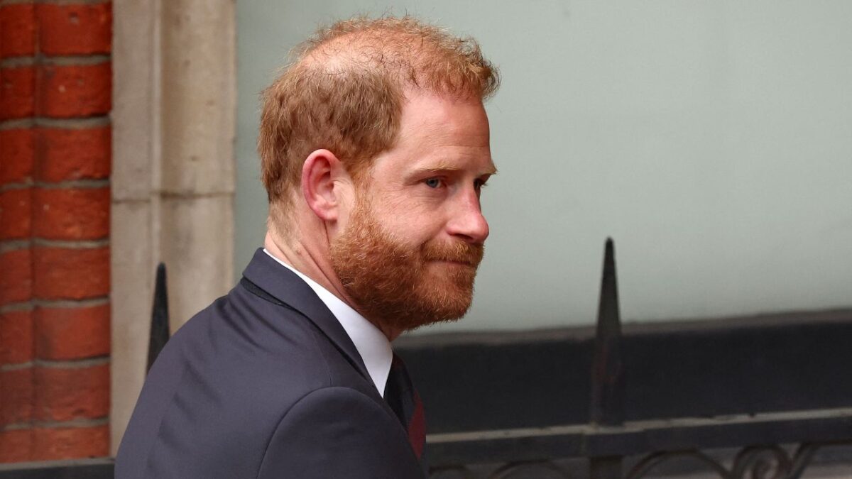 El príncipe Harry, distanciado de la familia real, declaró este viernes que desea reconciliarse con ellos, y afirmó que está "devastado" tras perder un recurso judicial sobre su protección policial y que, según él, le impide regresar al Reino Unido con su esposa y sus hijos.