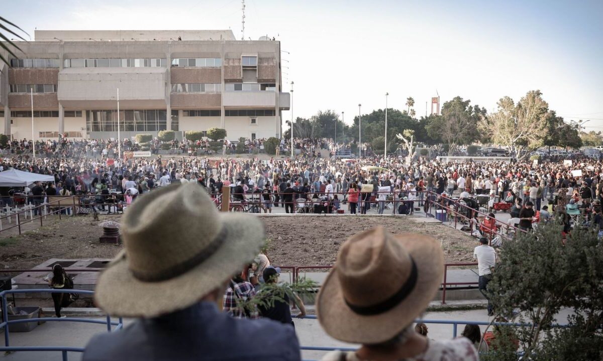 Tras una convocatoria en redes sociales miles de personas protestaron en Mexicali en contra de Marina del Pilar en Carnita Asada Masiva.