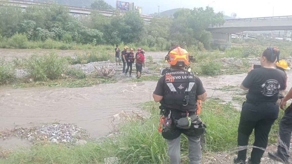 Protección Civil del estado rescataron a 6 personas atrapadas en el río Santa Catarina tras las fuertes lluvias.