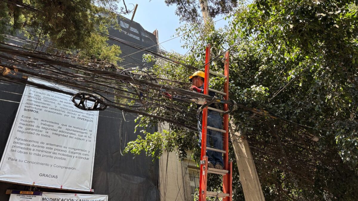 Retiran 520 metros de cableado en desuso en Cuauhtémoc