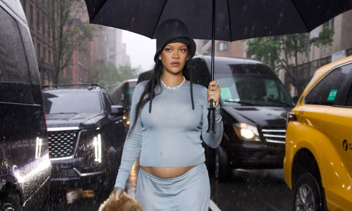 La cantante Rihanna ha sorprendido a los asistentes de la Met Gala. Aunque no fue a desfilar en la alfombra en la que su esposo, el rapero A$AP Rocky es co-anfitrion, ha mostrado un nuevo embarazo.