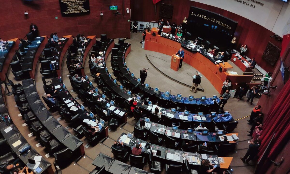 Rinden homenaje a maestros en su día en el Senado