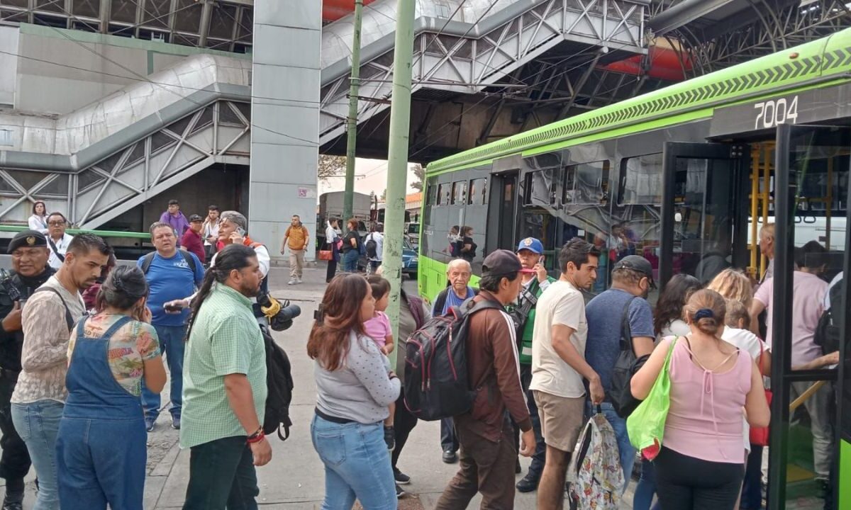 Los usuarios esperan abordar alguna de las unidades de la Red de Transporte de Pasajeros y continuar con su traslado; debido a la demanda, la SSC ofreció sus unidades. Primer reto de Rubalcava el frente del Metro.