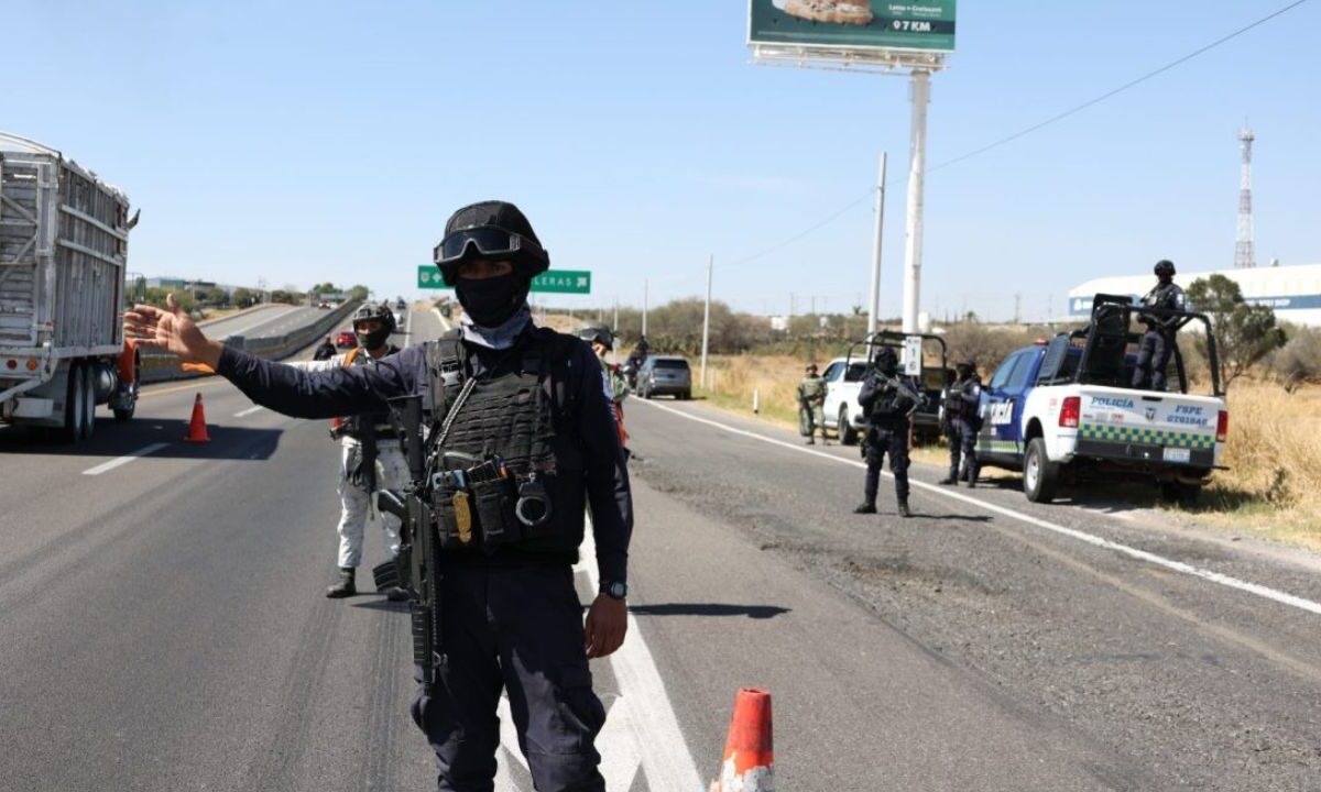 Al menos tres trabajadores de un negocio que fabrica ataúdes en Uruétaro, en el municipio de Salamanca, Guanajuato, fueron asesinados; además, un hombre fue calcinado dentro de un vehículo, es el saldo de la mañana en esta localidad.