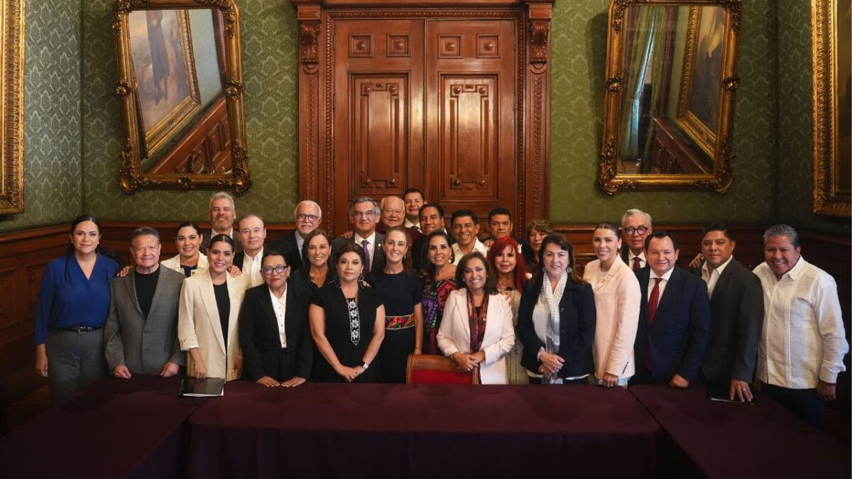 La presidenta Claudia Sheinbaum se reúne con los 21 gobernadores morenistas para revisar los avances del IMSS-Bienestar.