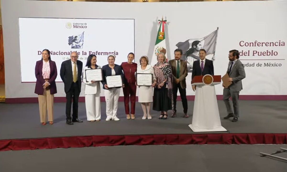 Sheinbaum premia a 3 enfermeras por su Día
