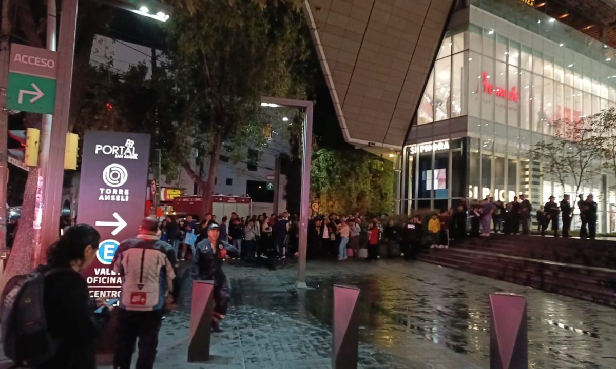Cuerpos de emergencia sofocaron incendio al interior del centro comercial Portal San Ángel; no hay reporte de lesionados.
