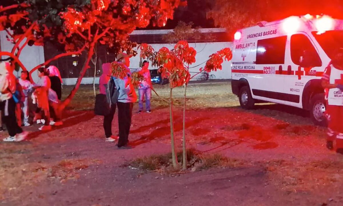 Al menos 30 personas resultaron intoxicadas en la alberca municipal de Valle de Chalco.