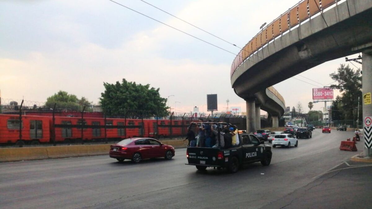 Metro de la CDMX sufre una suspensión temporal del servicio; desalojan todos los vagones de la Línea B.