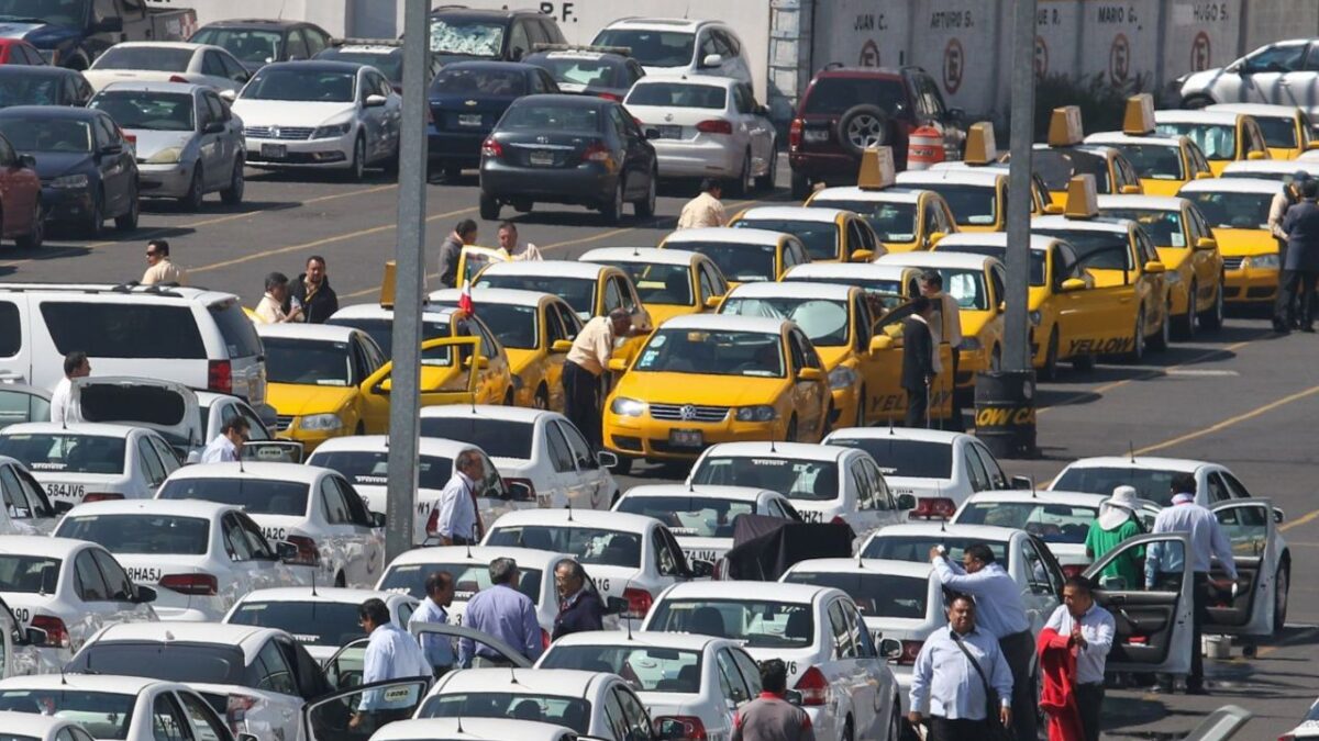 Taxistas del AICM acusan a FIFA de imponer transporte por apps en Mundial 2026