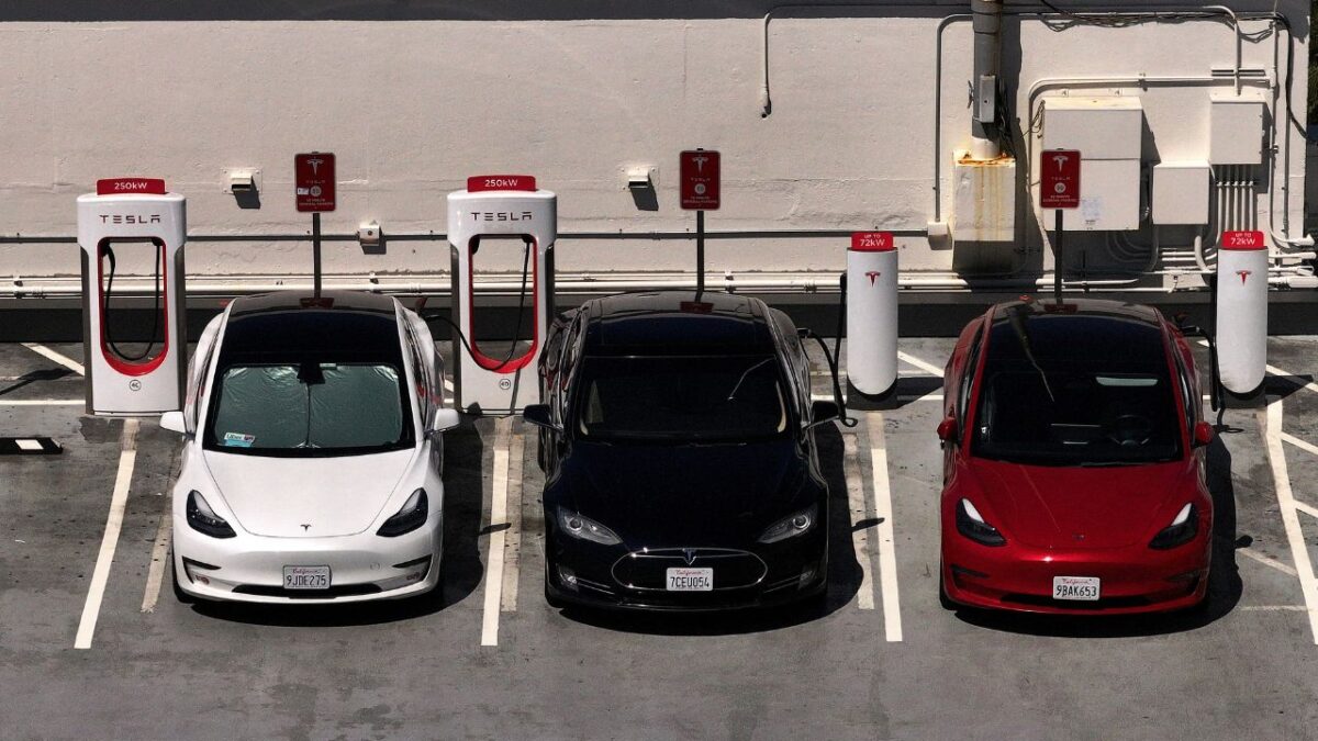 Tesla en la Unión Europea cayeron 52.6% interanual en abril, según los datos publicados el martes por la asociación de fabricantes ACEA..
