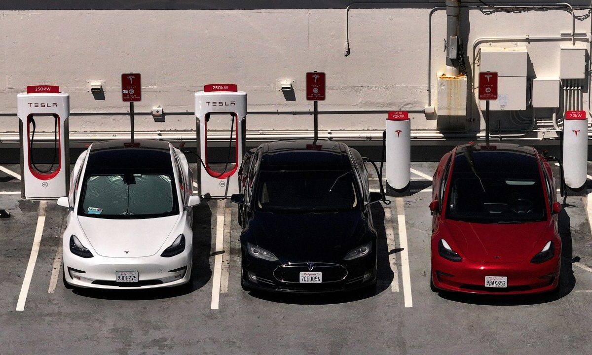Tesla en la Unión Europea cayeron 52.6% interanual en abril, según los datos publicados el martes por la asociación de fabricantes ACEA..