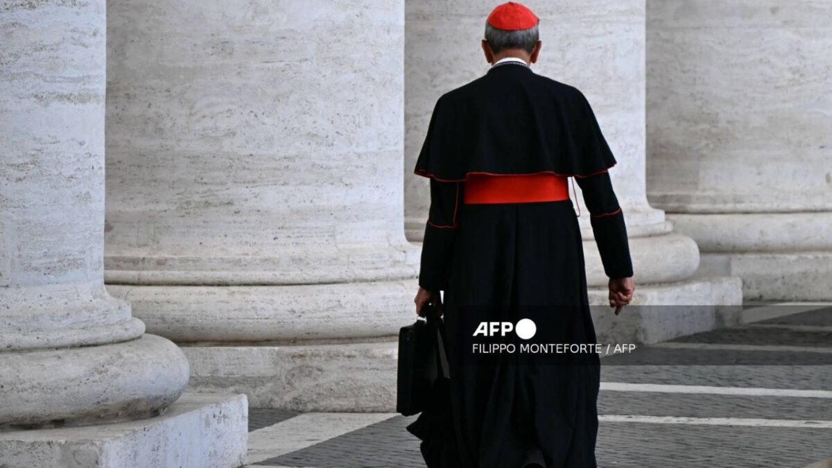 Cardenales electores llegan para elegir al sucesor del Papa Francisco.