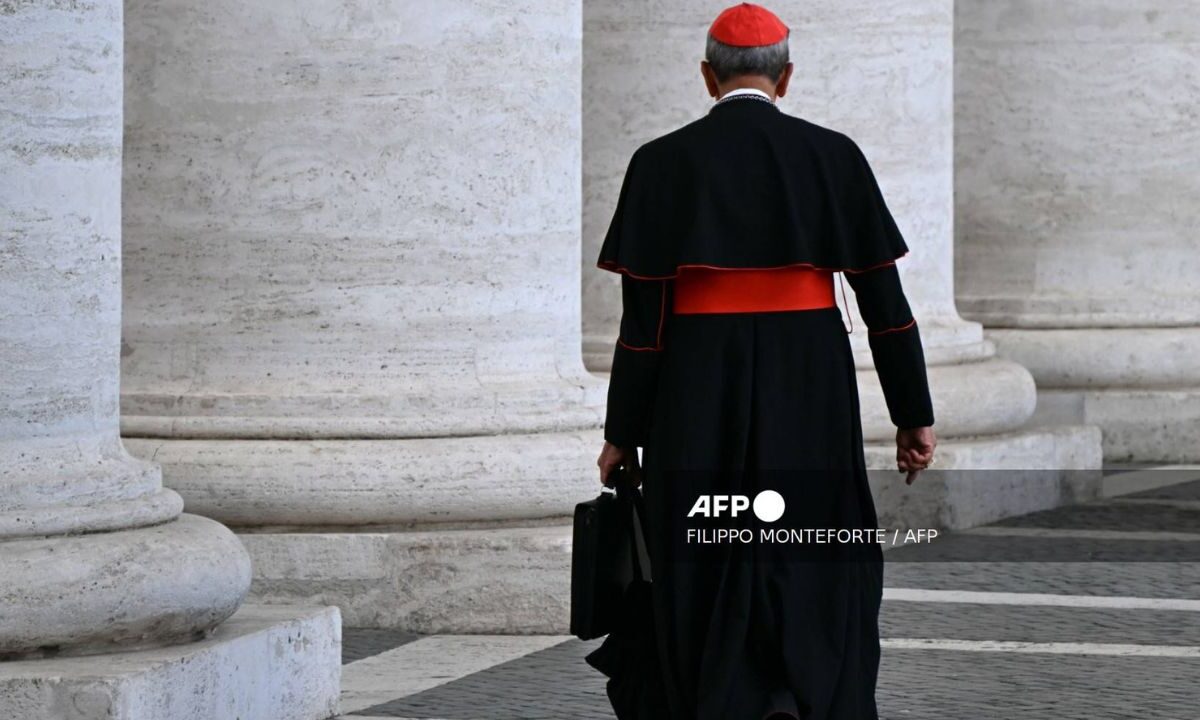Cardenales electores llegan para elegir al sucesor del Papa Francisco.