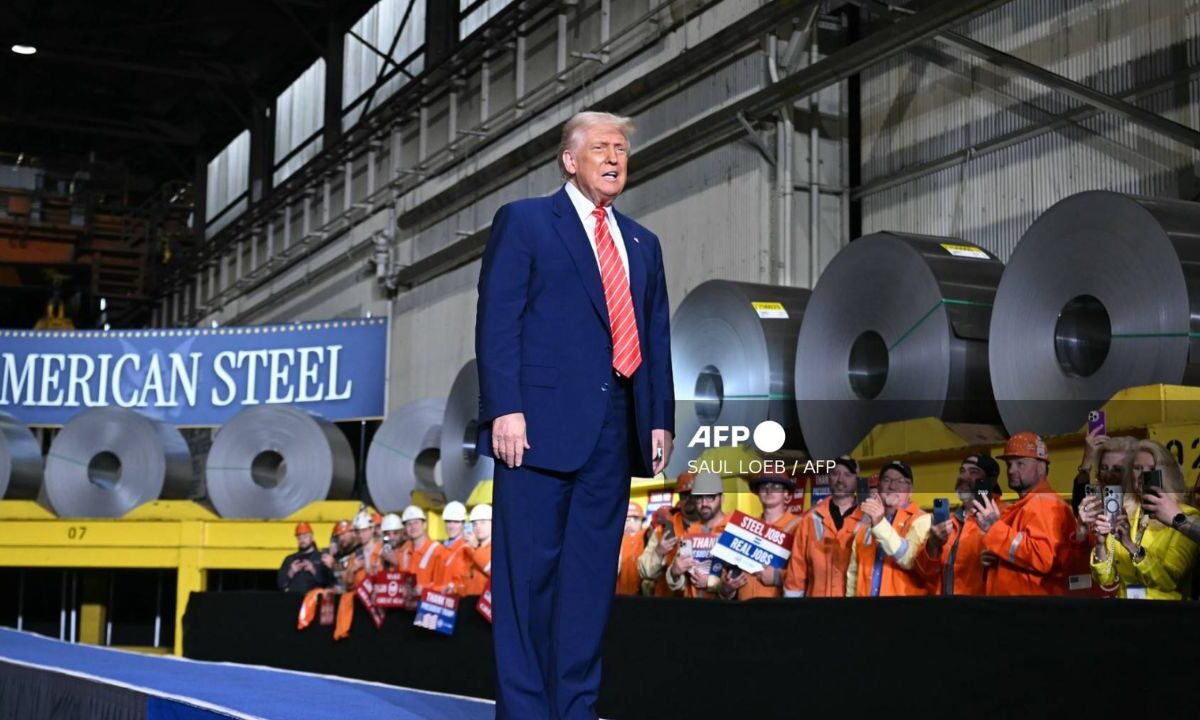 Donald Trump anunció su intención de aumentar los aranceles al acero de 25 a 50% con el fin de defender aún más la producción nacional.
