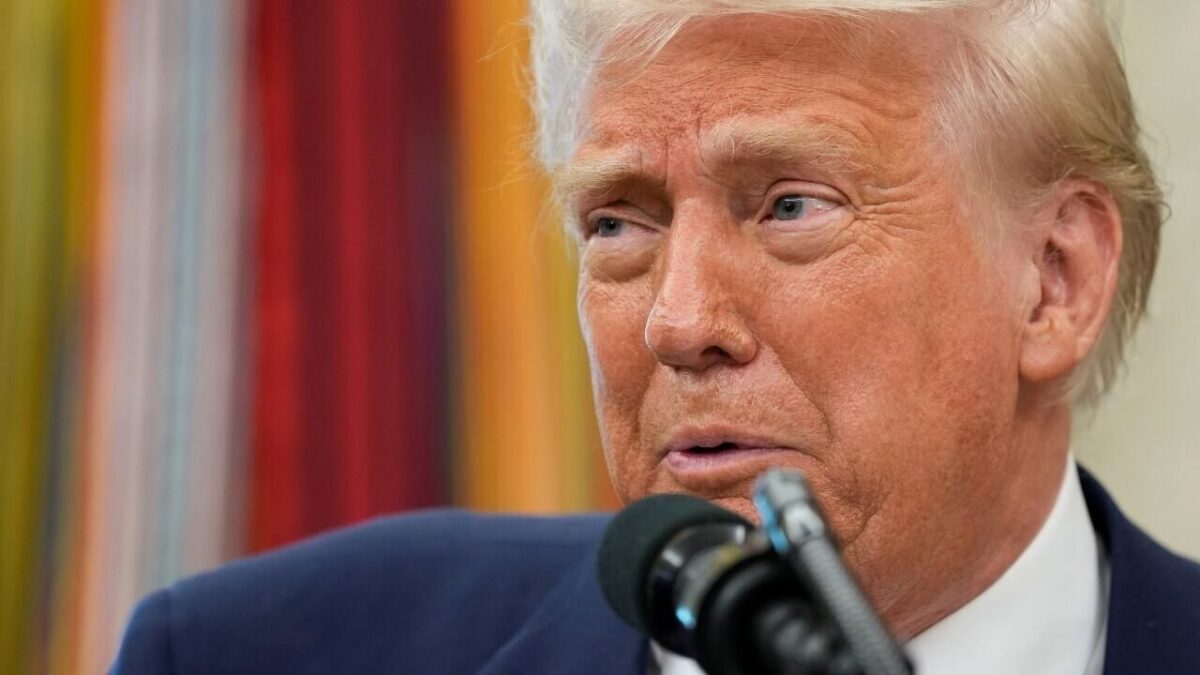 Trump anuncia recortes a fondos de investigación contra cáncer en EU