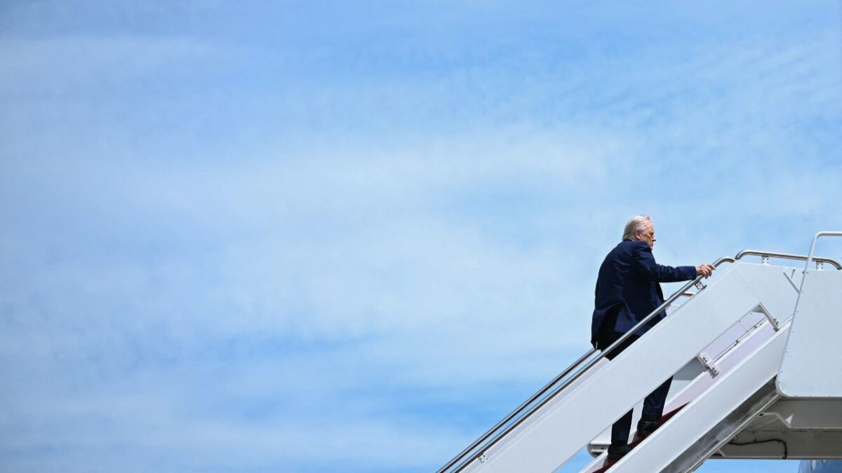 Donald Trump realiza una visita internacional con la promesa de avances diplomáticos y económicos en Medio Oriente.