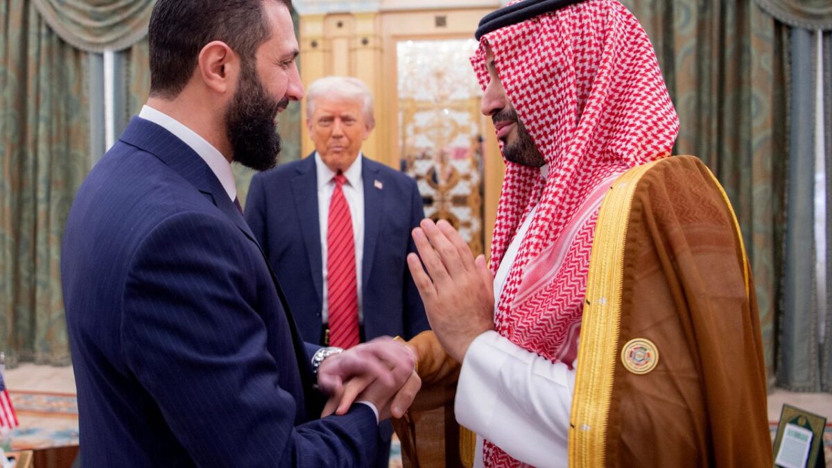 Ahmed al Sharaa llegó al poder en diciembre, al frente de una coalición rebelde que derrocó al régimen de Bashar al Asad. A la reunión, inédita en 25 años, se sumó el príncipe heredero saudita, Mohamed bin Salmán