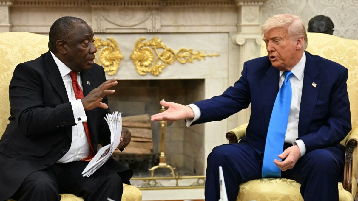 El mandatario republicano interrumpió en varias ocasiones a Ramaphosa