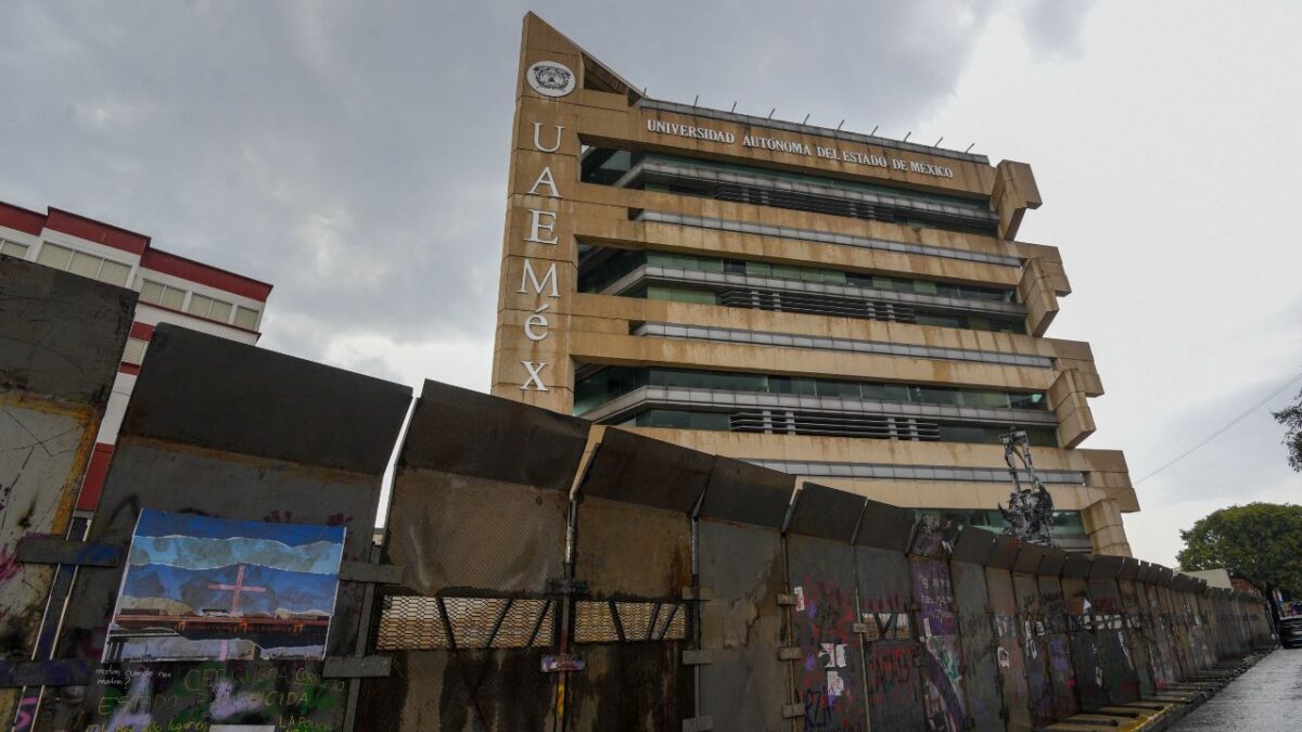 Al edificio administrativo de la Universidad Autónoma del Estado de México le colocaron vallas metálicas para resguardarlo.