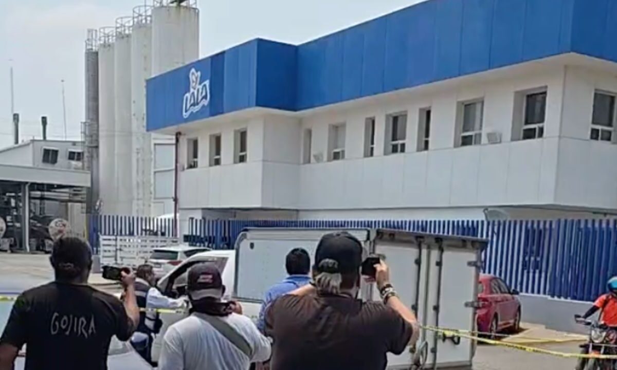 La explosión en una planta de la empresa Lala en la Ciudad Industrial en Veracruz dejó como saldo una personas muerta y tres más heridas.
