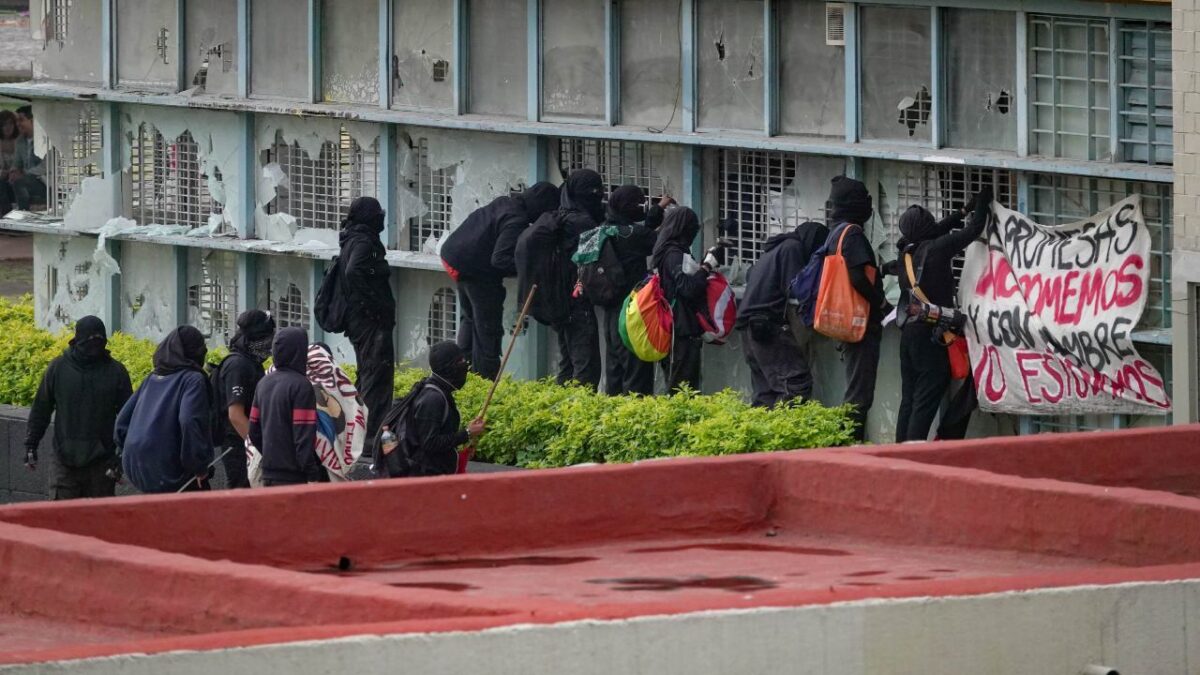 La UNAM anunció acciones jurídicas por ataque a sus instalaciones por personas embozadas.
