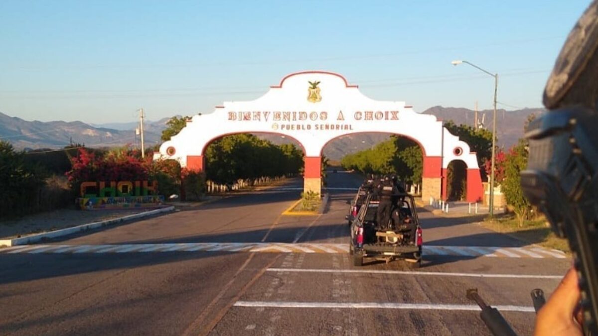 Son localizados dos cadáveres en la entrada de la cabecera municipal de Choix, justo en el arco de bienvenida sobre la carretera Los Mochis
