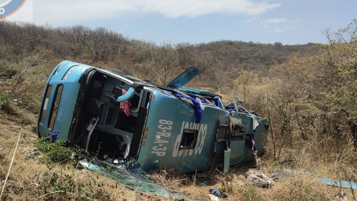 Volcadura de autobús en Guerrero deja 30 heridos y un muerto.