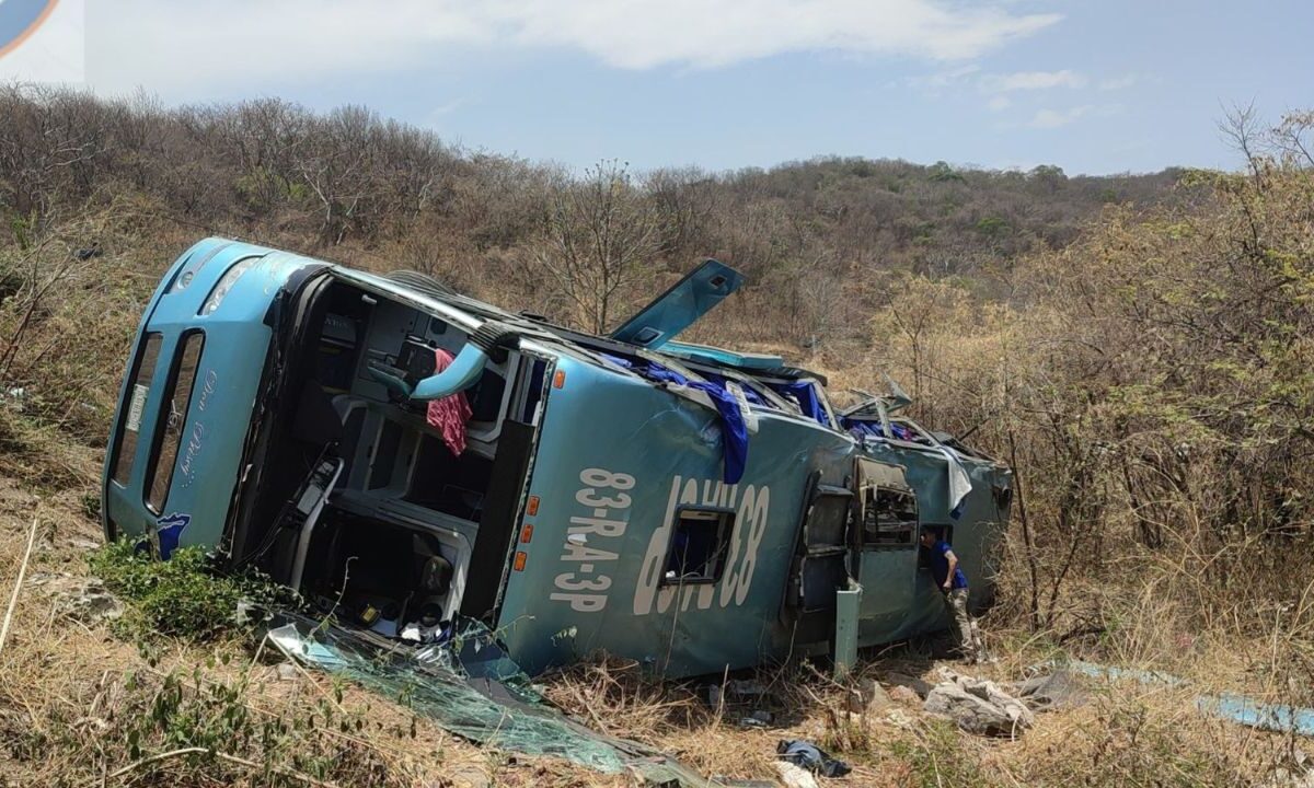 Volcadura de autobús en Guerrero deja 30 heridos y un muerto.