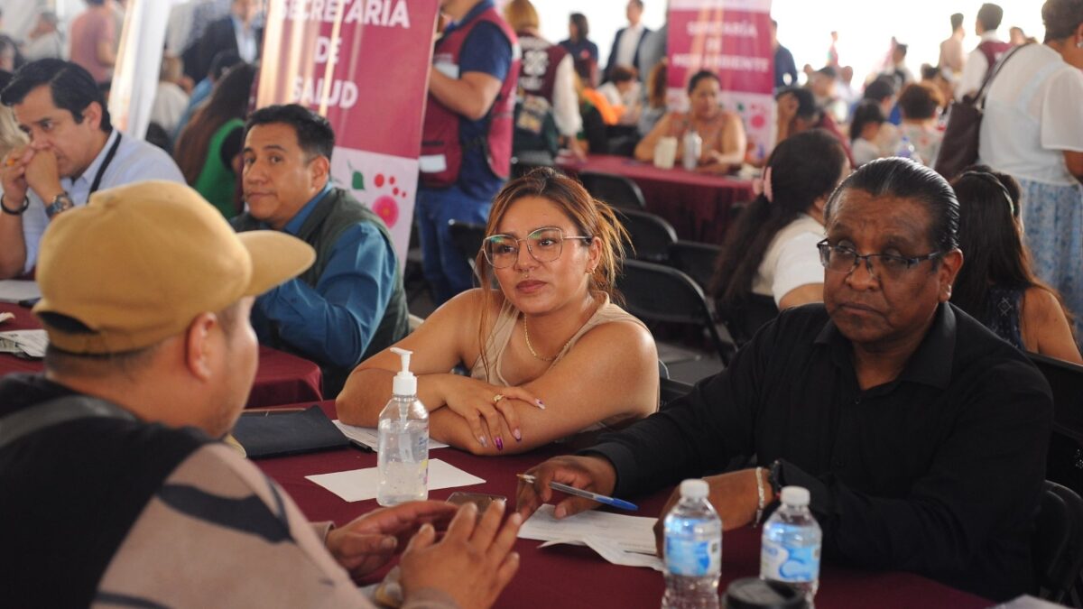 "Zócalo ciudadano" cambia de sede por plantón de maestros