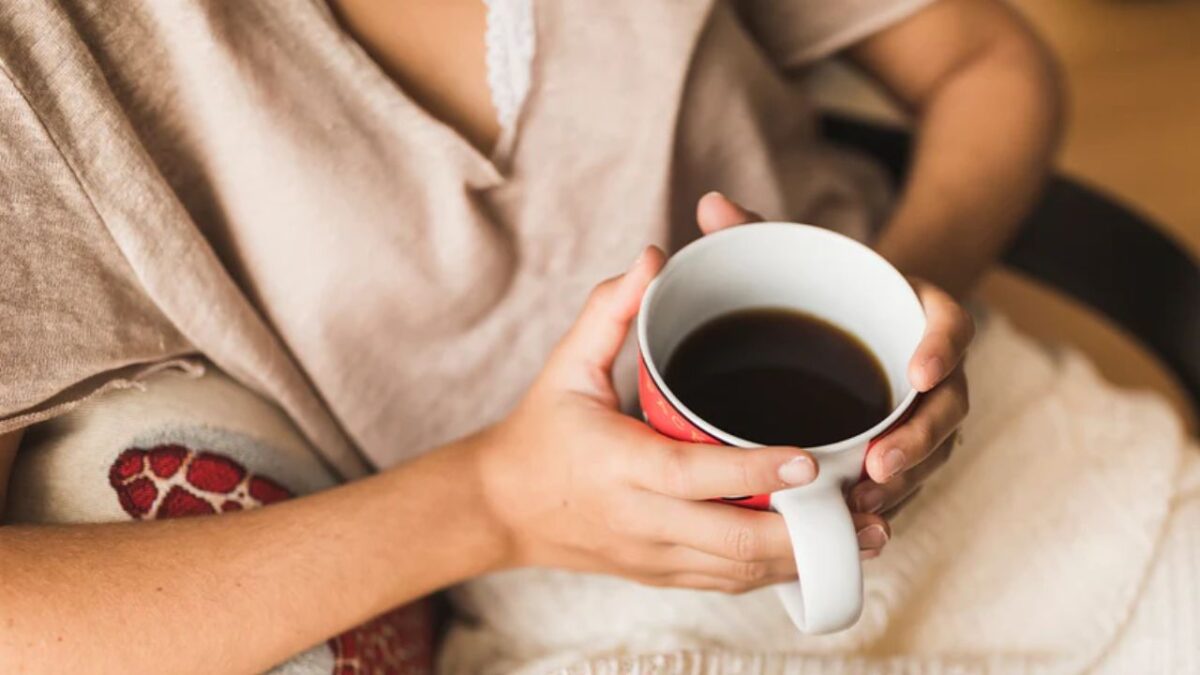 especialistas sugieren tomar café después de un pequeño desayuno
