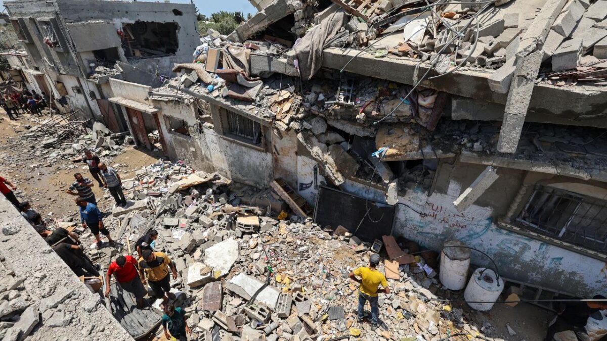 Al menos 31 personas murieron y más de 176 resultaron heridas el domingo por disparos israelíes contra un grupo de personas que se dirigían a un centro de distribución de ayuda alimentaria estadounidense en la Franja de Gaza, según un nuevo balance de la Defensa Civil.