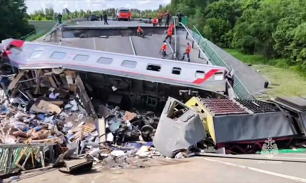 Dos puentes se derrumbaron tras producirse explosiones durante la noche en el suroeste de Rusia y se investigará como terrorismo.