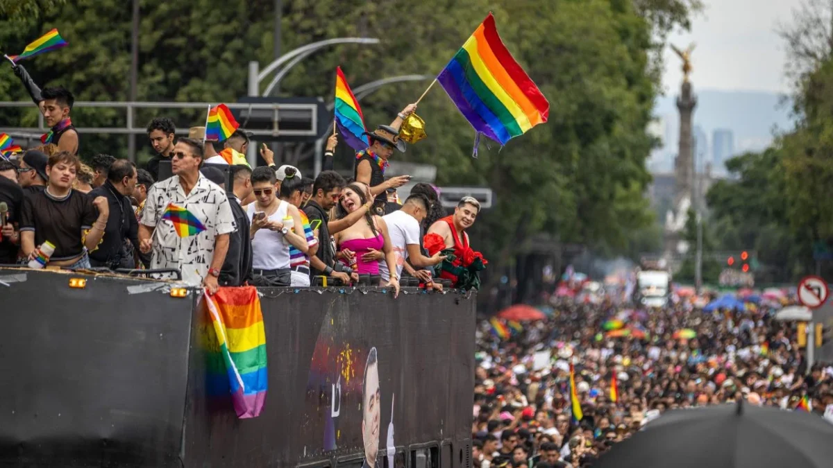 800 mil personas tiñeron de colores la CDMX durante la Marcha del Orgullo 2025, donde colectivos, agrupaciones y familias se movilizaron.
