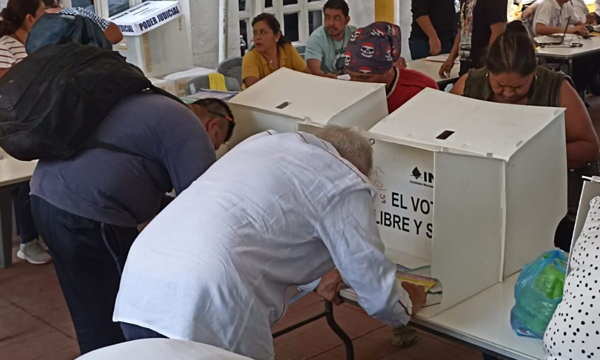 AMLO realiza su voto de la elección judicial en Chiapas