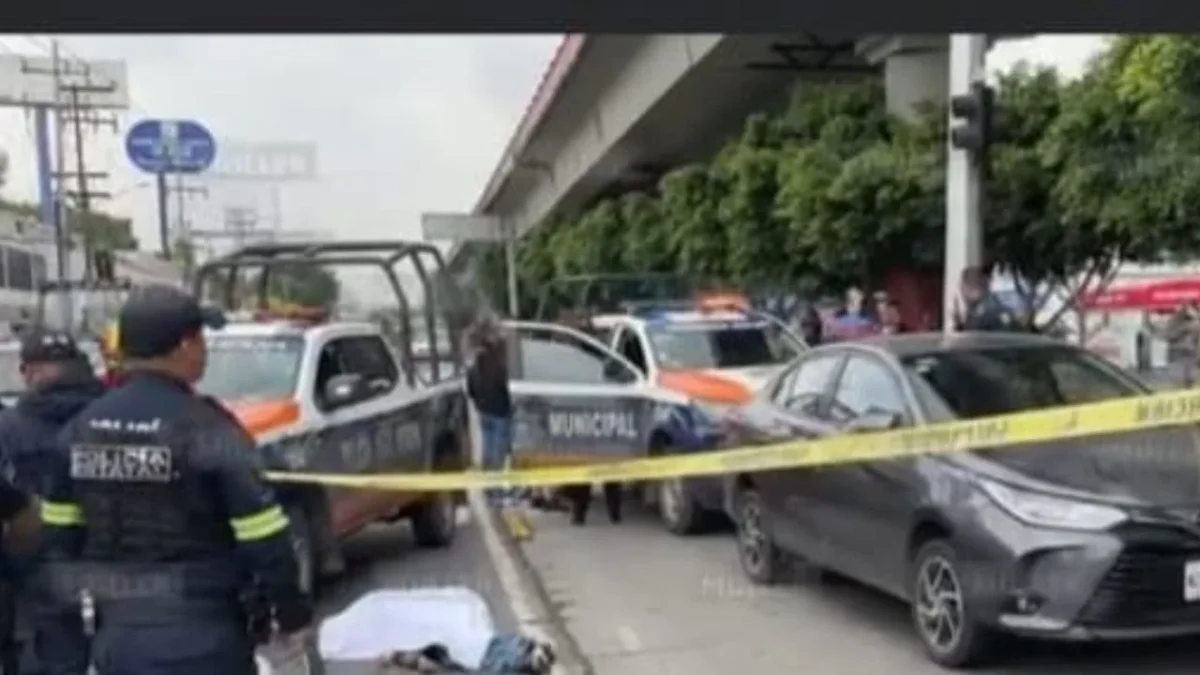 Anciana invade con su auto carril confinado y arrolla a joven en Ecatepec